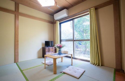 Haginaka House | Toko inn courtyard