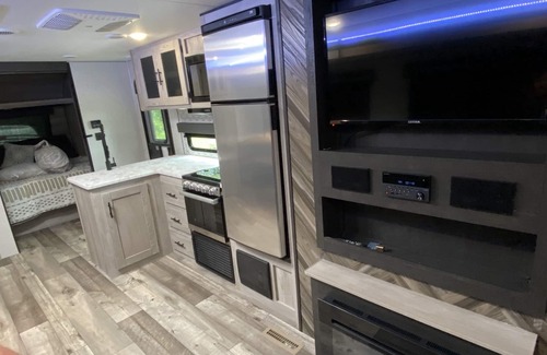 Negreet House | Toledo Bend Lakefront RV Slot with 34ft Camper and Beautiful Sunset Views