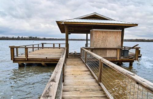Negreet House | Toledo Queen Lakefront Custom 4 BR Home, Boathouse