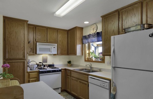 Fernley House | Toni's Country Desert Oasis Includes HOMEMADE BREAKFAST/DINNER