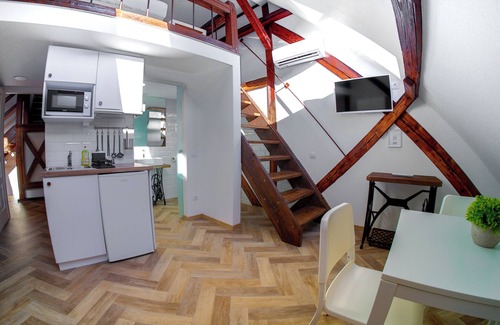 Ujpest Hotel | Toni Villa