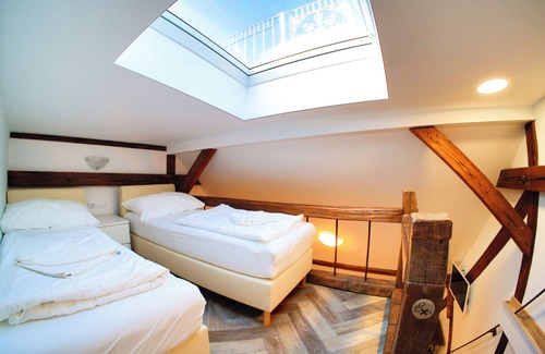 Ujpest Hotel | Toni Villa