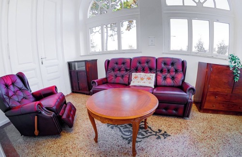 Ujpest Hotel | Toni Villa