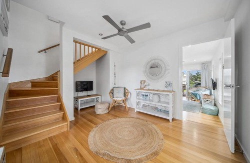 Dicky Beach House | Tooway Beach House Walk to beach & Pet-friendly