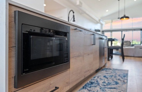 Roosevelt House | Top Corner Penthouse| City Views | 2 Lux King Beds