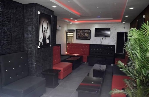 Magboro Hotel | Top Crown Hotel and Suites