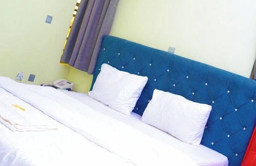 Magboro Hotel | Top Crown Hotel and Suites