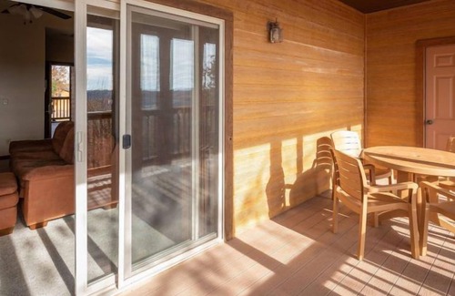 Indian Point Condo | Top Floor 2BR Condo w/Pool Access & Views