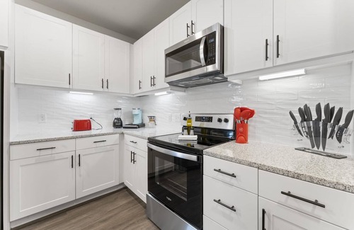 Windsor Park Apartment | Top Floor 2BR King Beds Suite 8 Min to Downtown