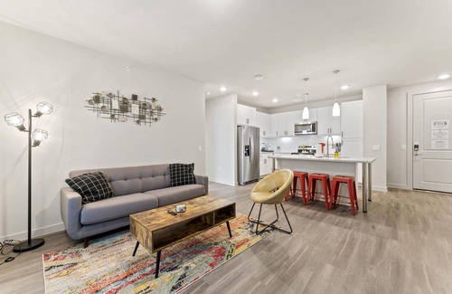 Windsor Park Apartment | Top Floor 2BR King Beds Suite 8 Min to Downtown