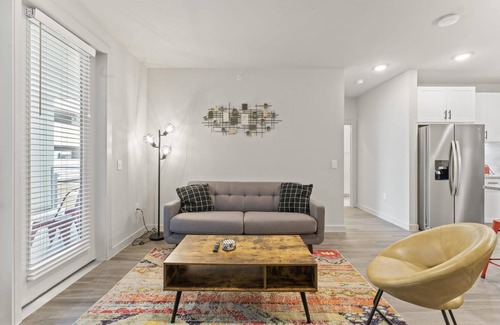 Windsor Park Apartment | Top Floor 2BR King Beds Suite 8 Min to Downtown