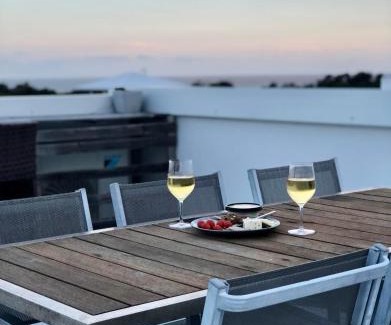 Casuarina Apartment | Top-floor beachside apartment with views
