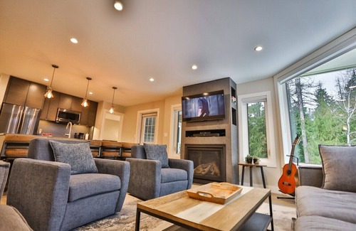 East Kootenay Condo | Top Floor Corner Unit with the Best Views of the Mountain
