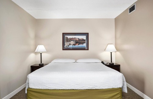 North East House | Top Floor Deluxe Suite Bay View