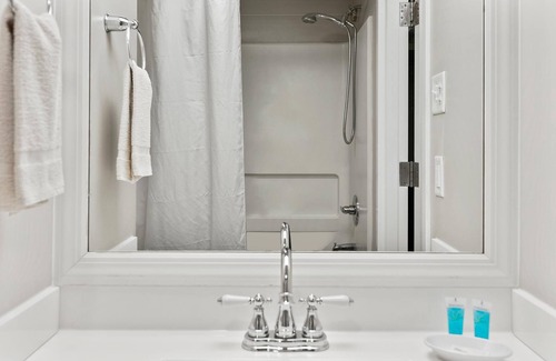 North East House | Top Floor Deluxe Suite Bay View