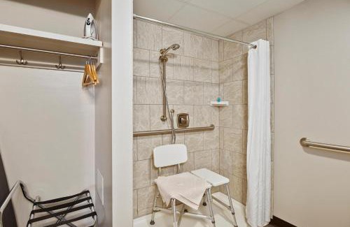 North East House | Top Floor Handicap Accessible Bay View