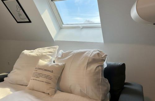 Alt-Muhlburg Apartment | Top-Floor Hideaway for Two in Karlsruhe-Mühlburg - APOLONIAliving - Apt3