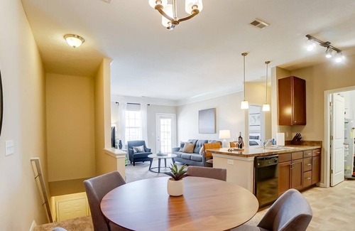 Westerville Apartment | Top Floor King | Great Area | Free Parking | W/D!