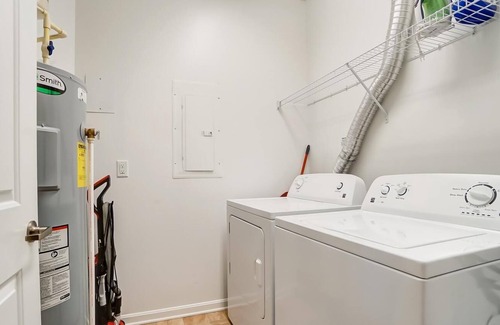 Westerville Apartment | Top Floor King | Great Area | Free Parking | W/D!