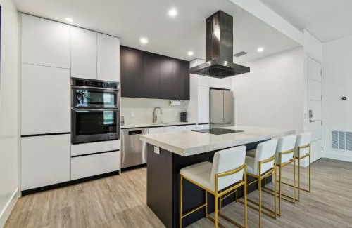 Crescent Lake Apartment | Top Floor Luxury - Views - 5 min to Downtown