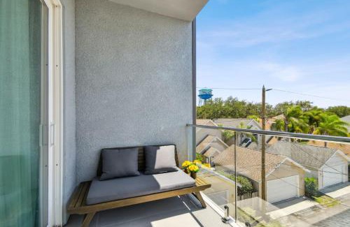 Crescent Lake Apartment | Top Floor Luxury - Views - 5 min to Downtown
