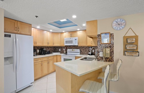 St. Pete Beach Condo | 🌅 Top-Floor NE Corner Retreat — Sunrise to Sunset Views