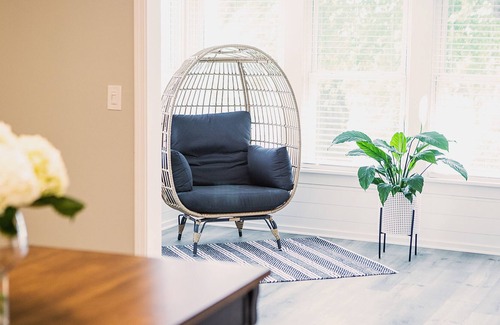 Geneva Apartment | Top floor of 2 flat! Newly remodeled 2 bed, 1.5 bath unit