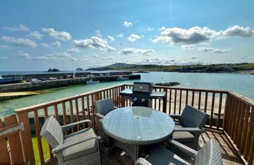 Malin Apartment | Top Floor Retreat Portmor- Sea, Beach & Balcony