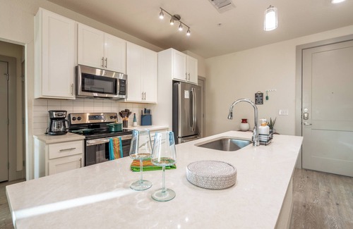 Downtown San Antonio Apartment | Top Floor Riverwalk 2bdrm Apartment Gem! King bed, Pool, Gym & Free Parking