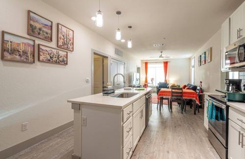 Downtown San Antonio Apartment | Top Floor Riverwalk 2bdrm Apartment Gem! King bed, Pool, Gym & Free Parking