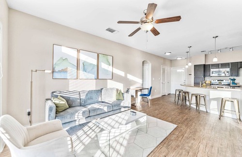 Montopolis Apartment | Top Floor SoCo 2BR King Suite | 8 mins to Downtown