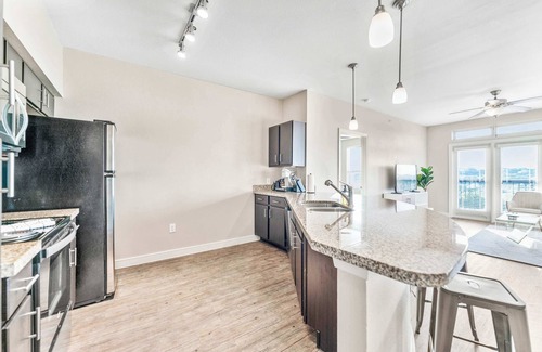 Montopolis Apartment | Top Floor SoCo 2BR King Suite | 8 mins to Downtown