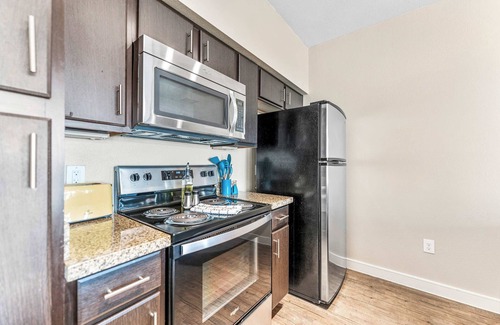 Montopolis Apartment | Top Floor SoCo 2BR King Suite | 8 mins to Downtown