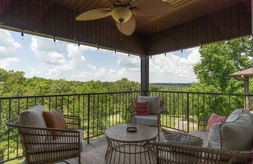 Branson West Condo | TOP FLOOR UNIT with golf course views close to Silver Dollar City!