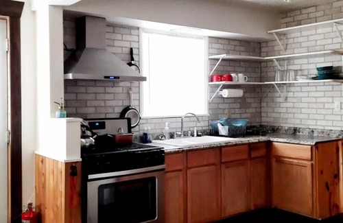 Hill City Apartment | Top of Hill City -walk to great food, local art & more!