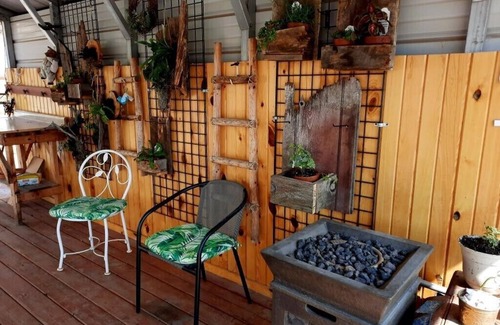 Hill City Apartment | Top of Hill City -walk to great food, local art & more!