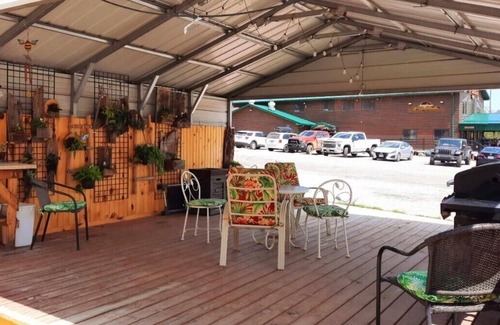 Hill City Apartment | Top of Hill City -walk to great food, local art & more!