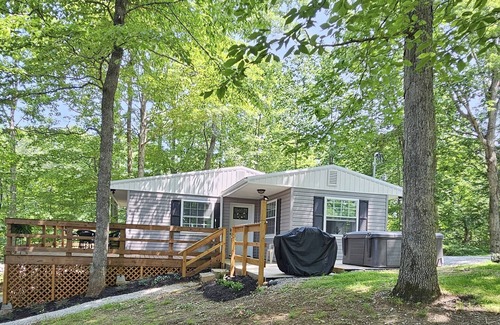 Monticello House | 'Top of the Hill' Cute and Cozy Cottage with Hot Tub!