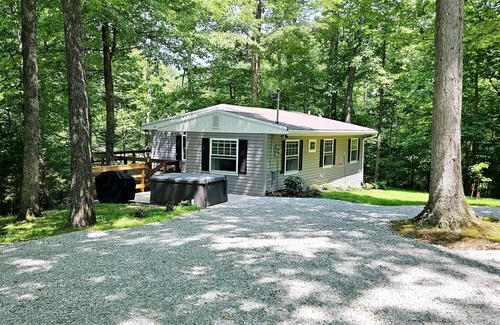 Monticello House | 'Top of the Hill' Cute and Cozy Cottage with Hot Tub!