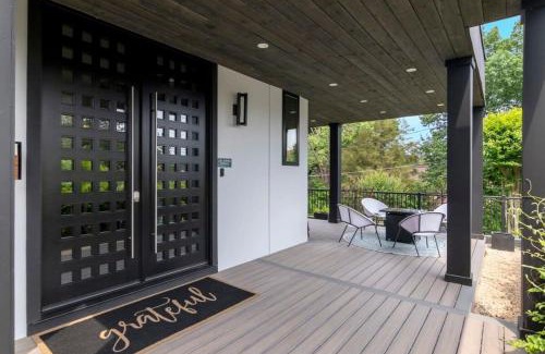 Virginia Square House | Top of The Hill Luxury Clarendon 4-BR Homestay