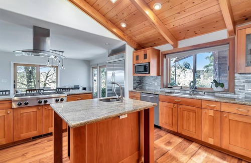 Overlook House | Top of the Hill Private Estate, Quiet, downtown in 5 min. Monthly rates