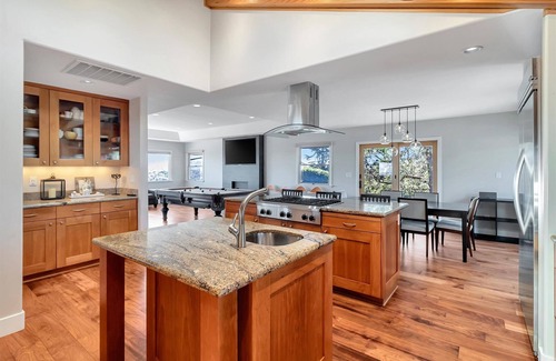 Overlook House | Top of the Hill Private Estate, Quiet, downtown in 5 min. Monthly rates