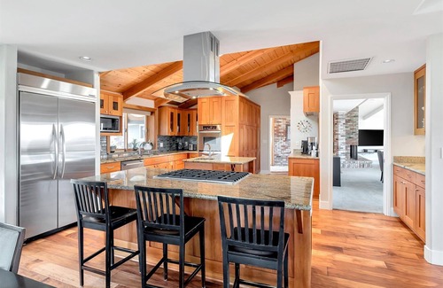 Overlook House | Top of the Hill Private Estate, Quiet, downtown in 5 min. Monthly rates