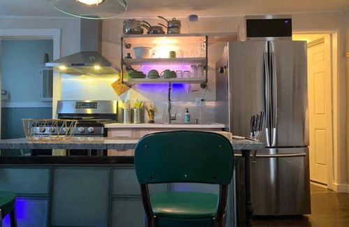West Bayside Apartment | Top of the Old Port/East Bayside1 BR Free Parking