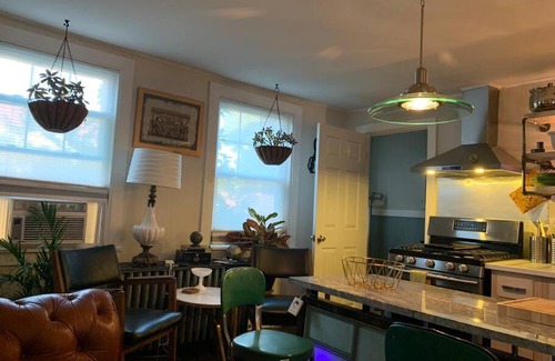 West Bayside Apartment | Top of the Old Port/East Bayside1 BR Free Parking