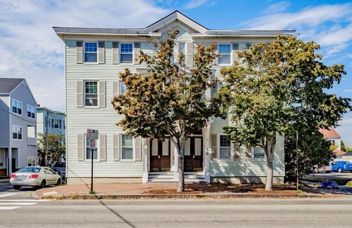 West Bayside Apartment | Top of the Old Port/East Bayside1 BR Free Parking