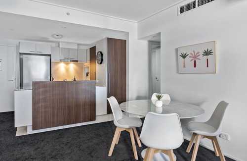 Fortitude Valley Apartment | Top of the Town! 2Bed/2Bath/1Car/Pool/Views ~ CBD