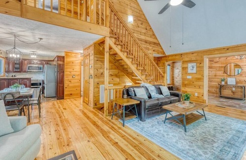 Walnut Mountain Cabin | *Top of Walnut Mtn* Hot Tub,Game Room, Fire Pit