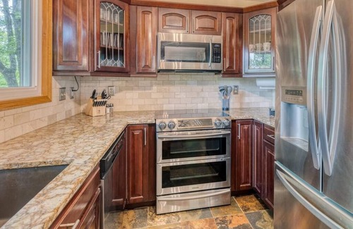 Walnut Mountain Cabin | *Top of Walnut Mtn* Hot Tub,Game Room, Fire Pit