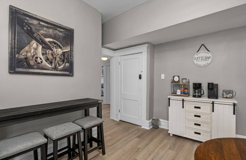 St. Louis Apartment | TOP RATED! FANTASTIC LOCATION! 3 bedroom near WASHU, LOOP, Pageant, Forest Park